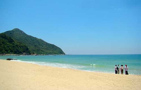 深圳东部海岸线的沙滩是风景中最动人的,沙质较好,多数有岬角,且三面