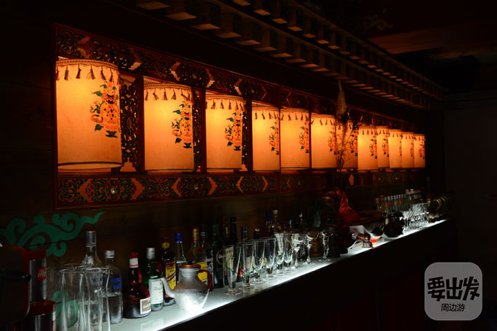 白天餐厅,晚上这里就是一个酒吧,有藏民唱歌跳舞,吧台很西藏