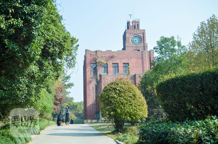 进门映入眼帘的红色主钟楼,这是校园最著名的钟楼,典型的教会学校标志