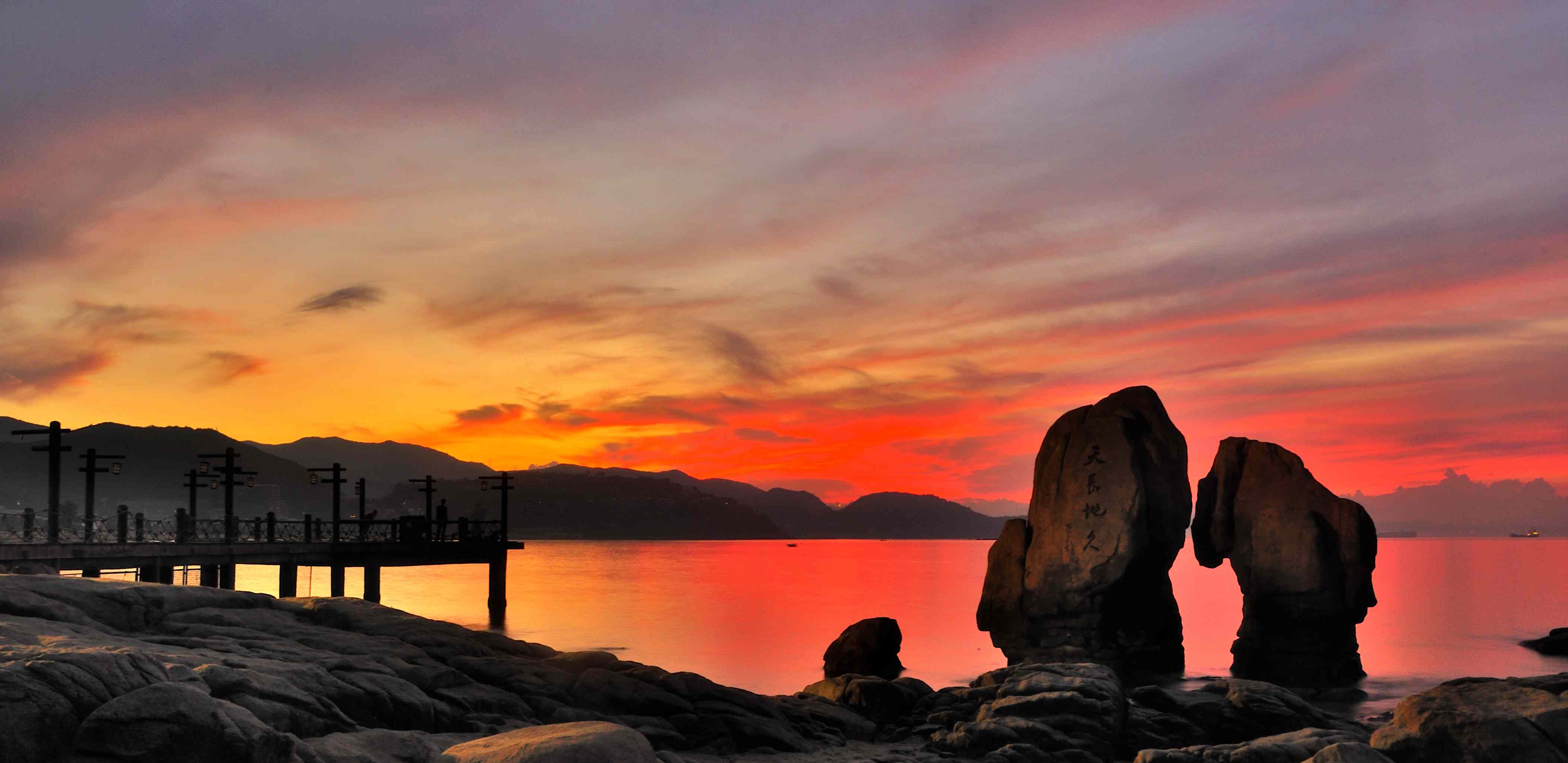 天长地久:是大梅沙标志性的景点之一,吸引了许多情侣的到来,祈求恋爱