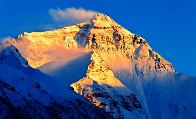 世界上最高的山峰图片